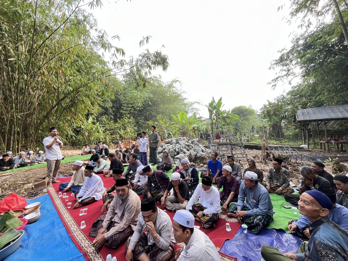 Doa bersama warga dan panitia DKM sebelum pembangunan dimulai