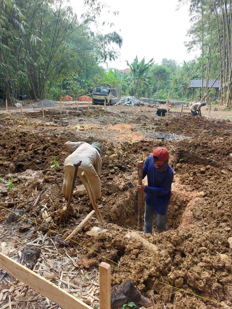 Proses penggalian pondasi oleh tim pekerja